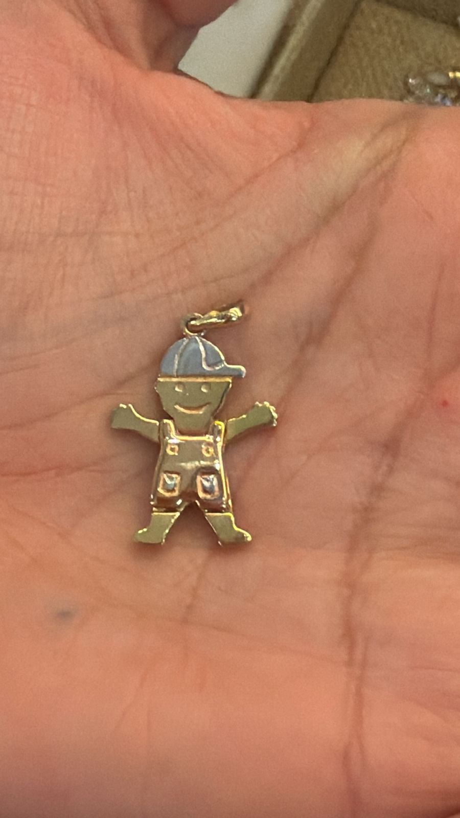 DIJE DE NIÑO CON GORRA 3OROS 1.3G 10K